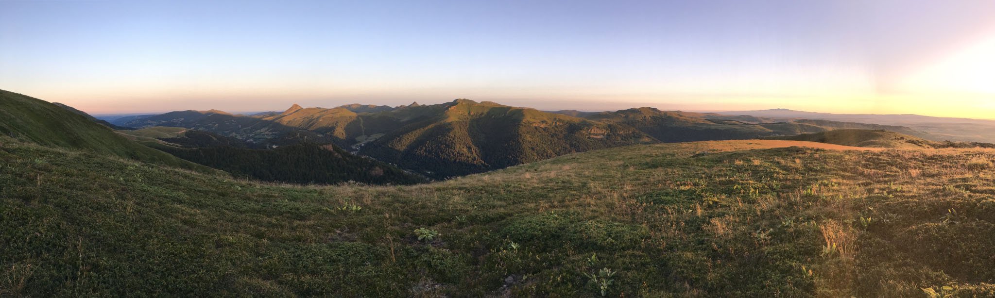 Soleil du soir resplendissant sur les monts du Cantal (vue depuis le sommet du Rocher de la Sagne du Porc)