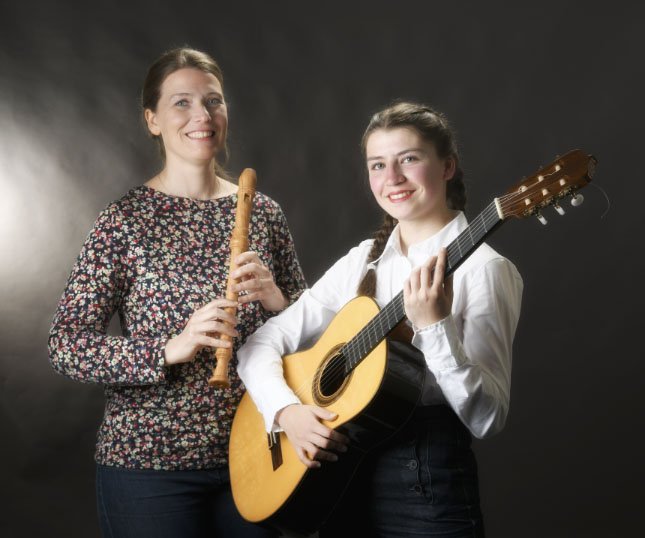 Anne d’Anterroches à la flûte à bec et Jeanne du Jonchay à la guitarre